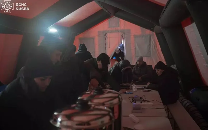 У пунктах обігріву ДСНС у Києві можна залишити запит на харчування (фото)