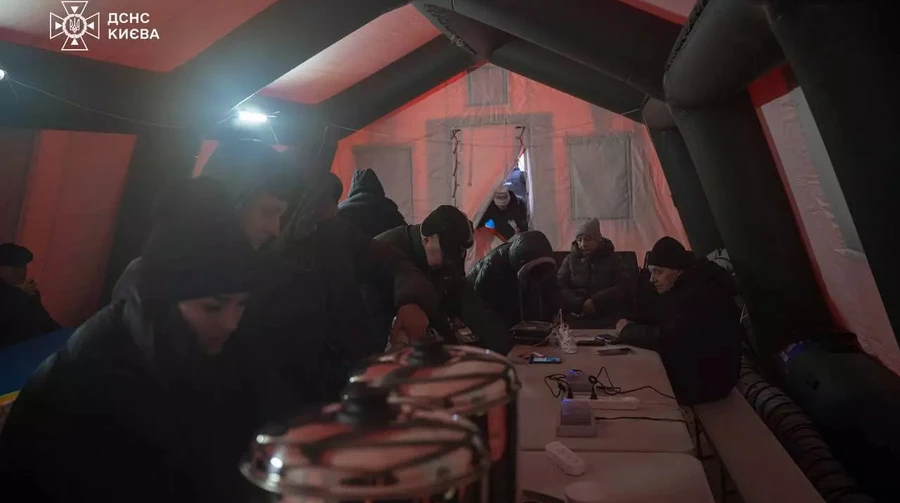 У пунктах обігріву ДСНС у Києві можна залишити запит на харчування (фото)