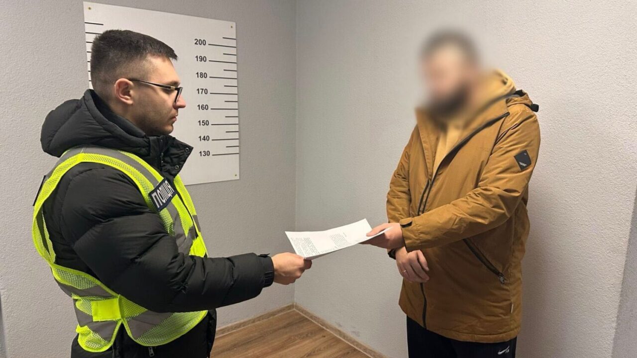 У Києві двоє чоловіків за 20 000 гривень обіцяли військовозобов’язаному зняти його з розшуку у ТЦК та влаштувати на критичне підприємство (фото)