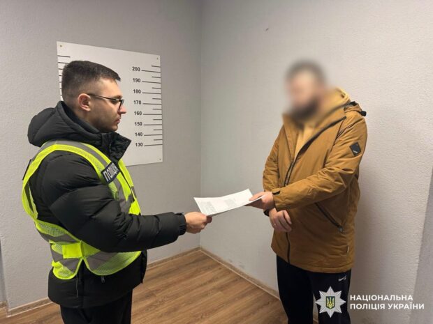 Поліція затримала двох чоловіків за схему ухилення від мобілізації: 20 тисяч гривень за зняття з розшуку
