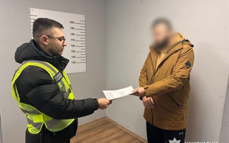 У Києві двоє чоловіків за 20 000 гривень обіцяли військовозобов’язаному зняти його з розшуку у ТЦК та влаштувати на критичне підприємство (фото)
