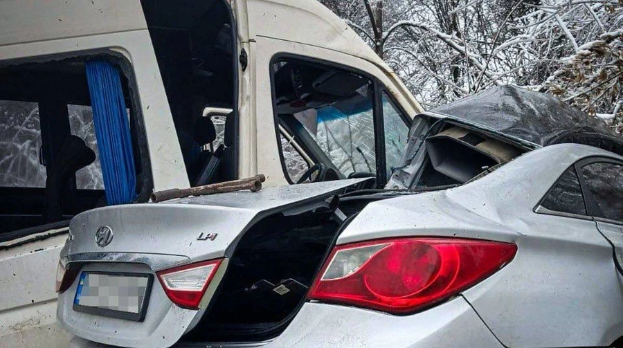 На Київщині у ДТП загинули двоє людей, ще 10 постраждали (фото)