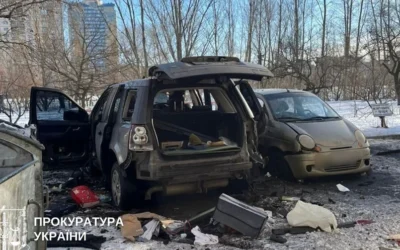 На столичній Оболоні підірвали авто: поранений військовий, поліція розслідує теракт (фото)