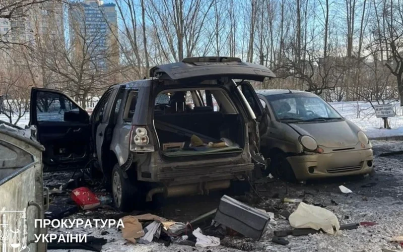 На столичній Оболоні підірвали авто: поранений військовий, поліція розслідує теракт (фото)