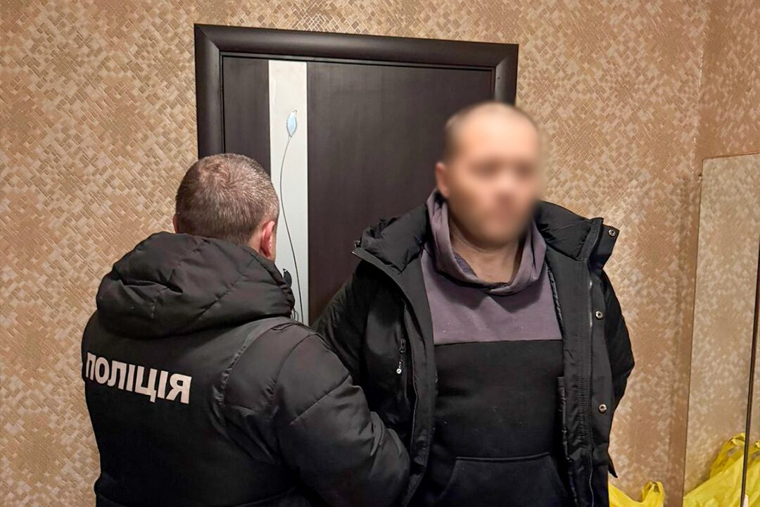 Продавав «непридатність» до військової служби: у Києві викрили організатора схеми з фейковими зв’язками (фото)