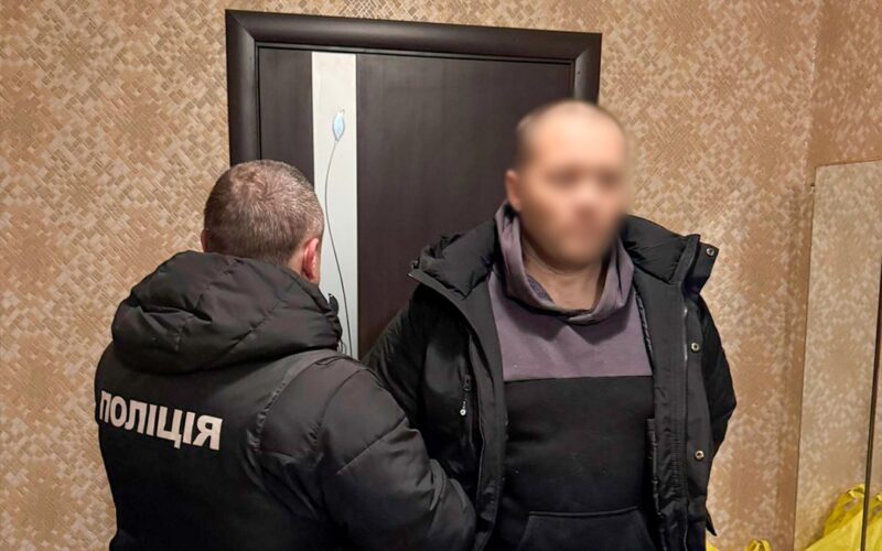 Продавав «непридатність» до військової служби: у Києві викрили організатора схеми з фейковими зв’язками (фото)