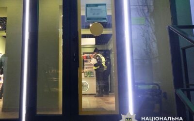 У Києві чоловік вкрав з аптеки тонометр, щоб розрахуватися ним з другом, якому заборгував гроші (фото)