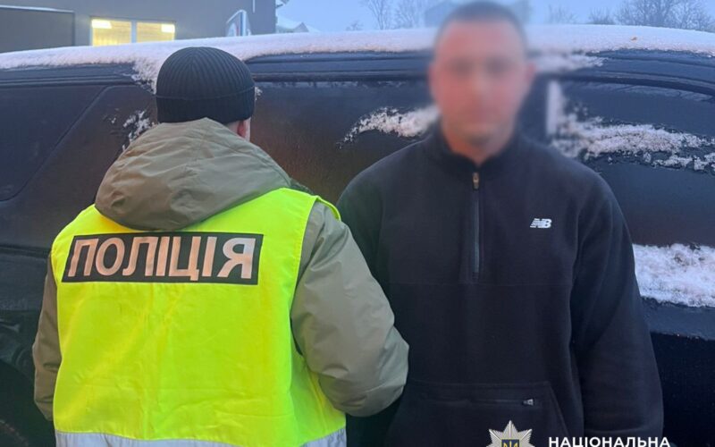 У Києві розшукали чоловіка, який 1 січня влаштував бійку у роздягальні ковзанки на ВДНГ