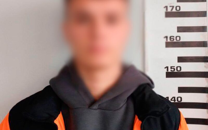 У Києві затримали двох юнаків, яких підозрюють у шахрайстві з дронами на понад 600 000 гривень (фото)