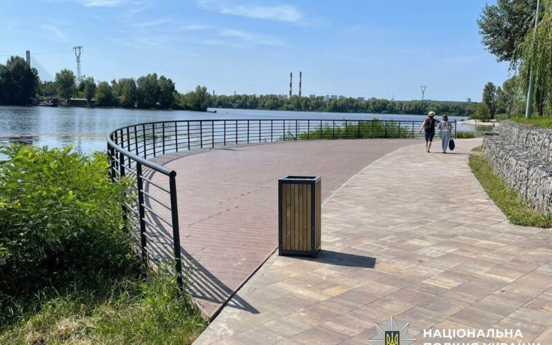 Поліція викрила службовця «Київзеленбуду» у завищених цінах для ремонту парку (фото)