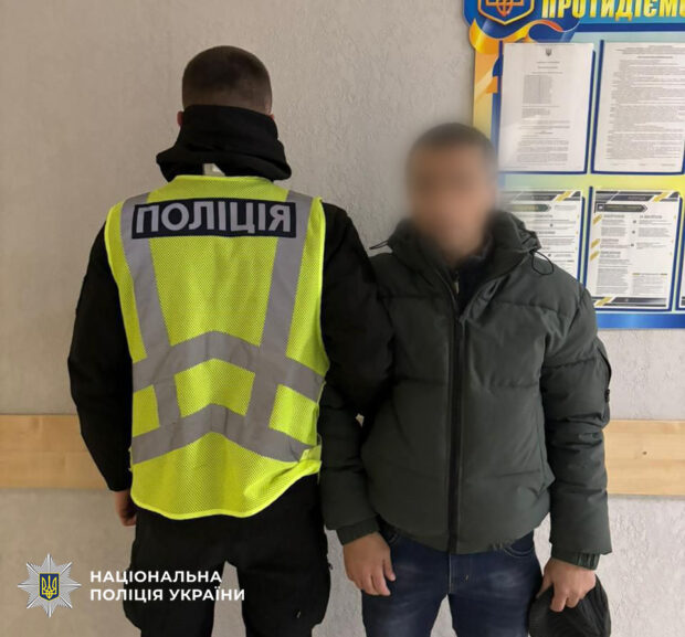 Поліція затримала злодія, який обікрав пенсіонерку в Києві