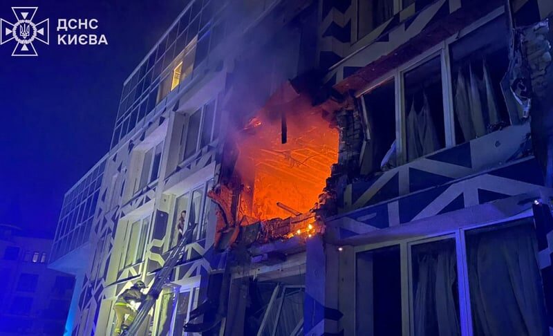 Росіяни влучили в медзаклад у Києві, а в області атакували критичні об’єкти: загинули люди