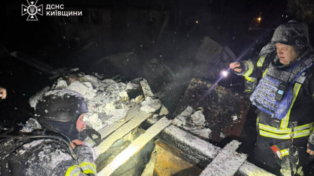 Рятувальники витягли родину з дитиною з-під завалів на Киівщині після атаки РФ