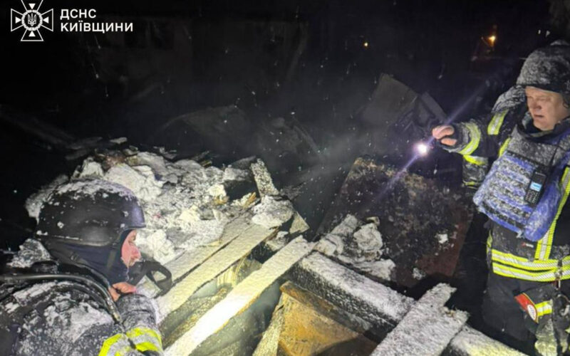 Рятувальники витягли родину з дитиною з-під завалів на Киівщині