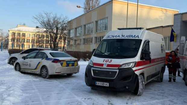 Учень з ножем напав на вчительку в київській школі: деталі інциденту