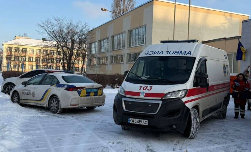 В столичній школі учень з ножем напав на вчительку й однокласника