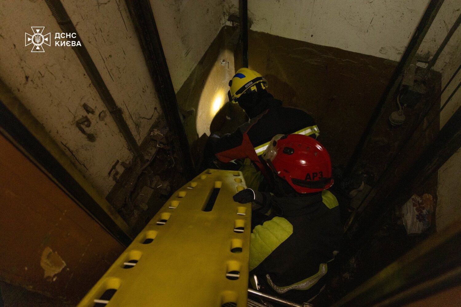 Чоловік упав у ліфтову шахту у Києві через відключення світла