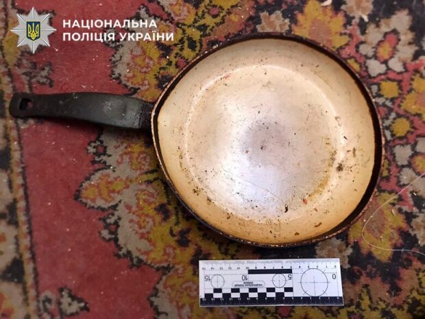 Киянин побив батька та бабусю чавунною сковорідкою — поліція затримала