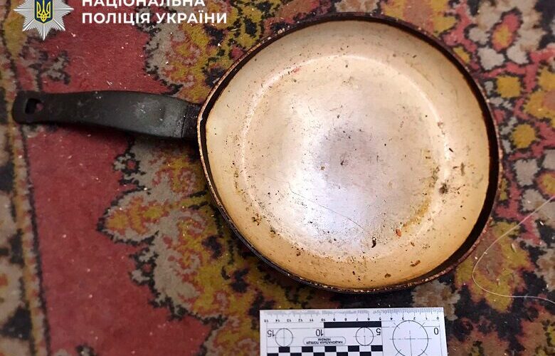 У Києві затримали чоловіка, який побив чавунною сковорідкою свою бабусю та батька (відео)