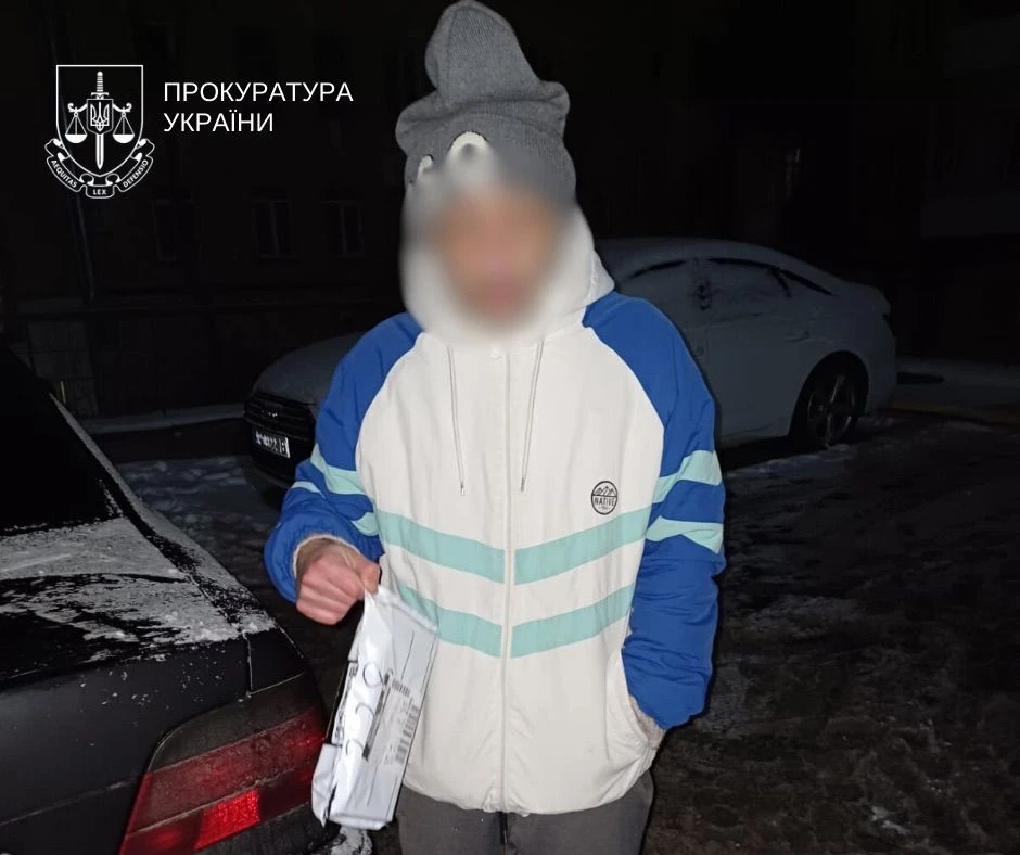 У Києві затримали іноземця з наркотиками на ялинці — деталі справи