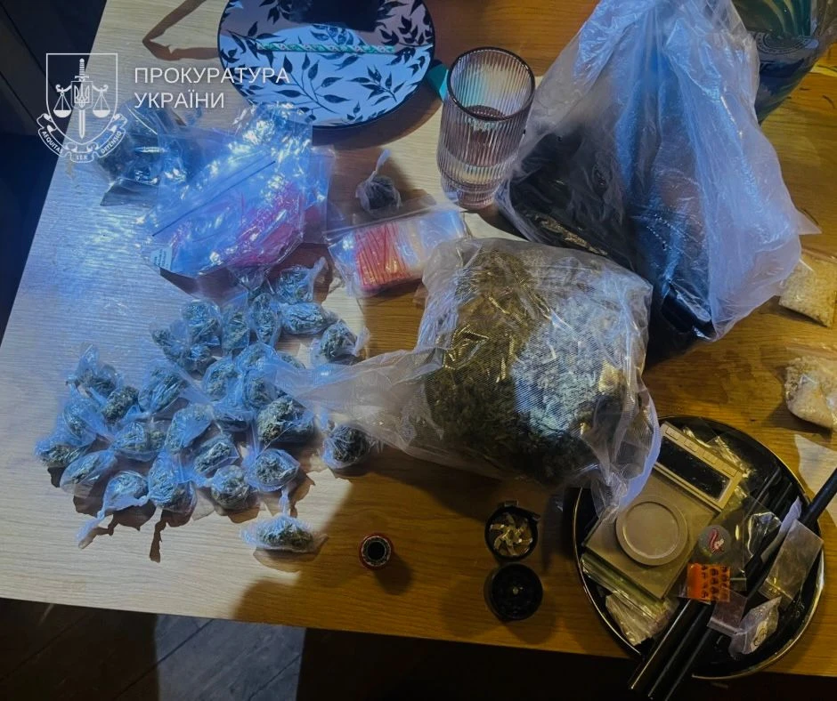 У Києві затримали іноземця з наркотиками на ялинці — деталі справи