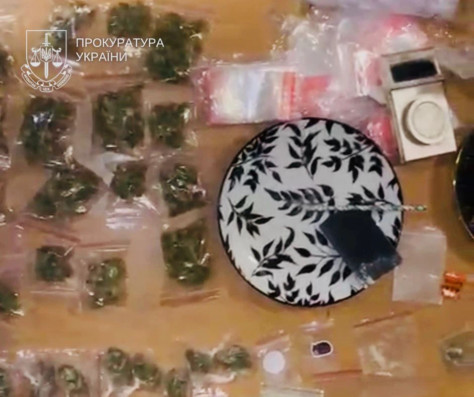 У Києві затримали іноземця з наркотиками на ялинці — деталі справи