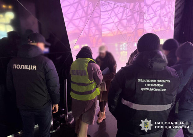 Столичні поліцейські викрили керівницю громадської організації, яка за 10 000 доларів обіцяла чоловікам «вирішити питання» з непридатністю до служби