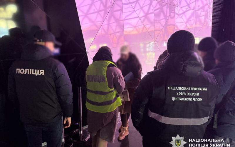 Столичні поліцейські викрили керівницю громадської організації, яка за 10 000 доларів обіцяла чоловікам «вирішити питання» з непридатністю до служби