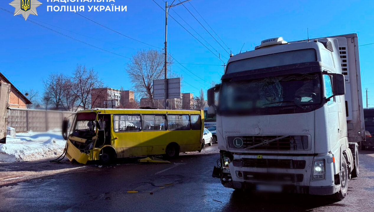 У Києві внаслідок зіткнення вантажівки та автобуса постраждали щонайменше четверо людей