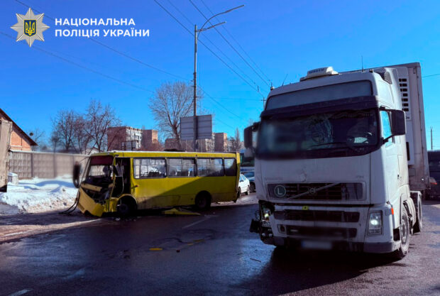 У Києві внаслідок зіткнення вантажівки та автобуса постраждали щонайменше четверо людей