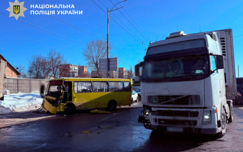 У Києві внаслідок зіткнення вантажівки та автобуса постраждали щонайменше четверо людей