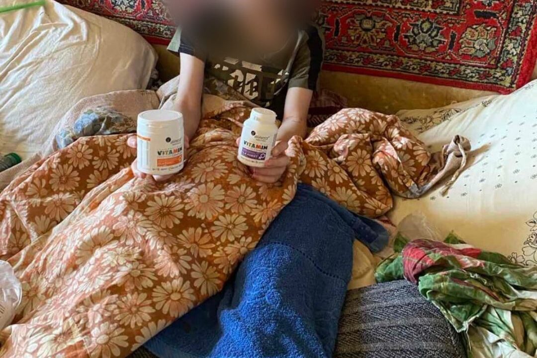 Киянка на два тижні залишила сина у тяжкому стані у квартирі без їжі, води та зв’язку: підлітка вилучили соцслужби, матері повідомлено про підозру