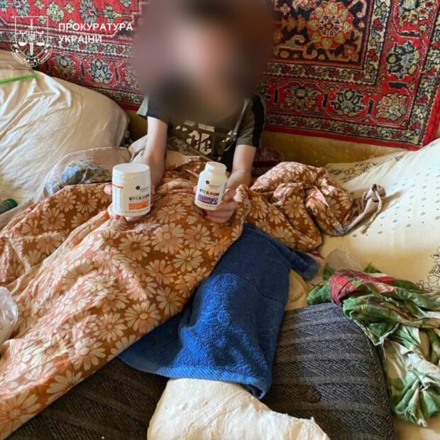 Киянка на два тижні залишила сина у тяжкому стані у квартирі без їжі, води та зв’язку: підлітка вилучили соцслужби, матері повідомлено про підозру