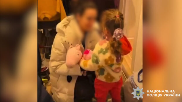 Незаконно вивіз трирічну доньку за кордон: поліцейські Києва повернули дитину матері
