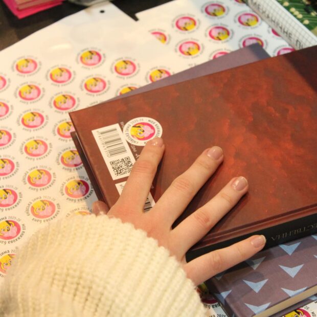 «Моя книжкова полиця» розпродає врятовані після затоплення книги