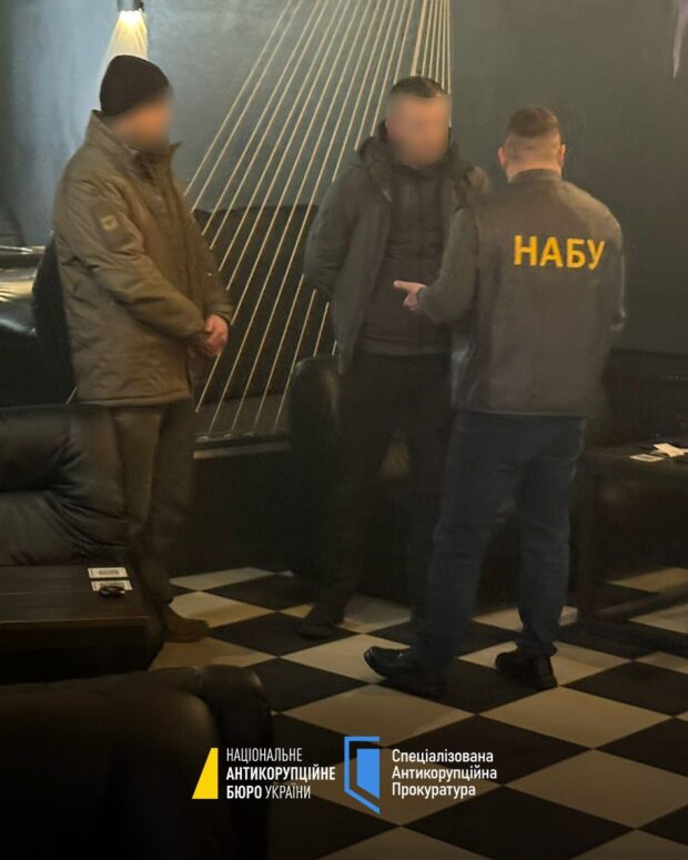 Працівника ГУ СБУ у Києві та області викрили на одержанні $68 тисяч хабаря