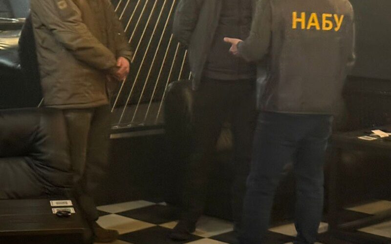 Працівника ГУ СБУ у Києві та області викрили на одержанні $68 тисяч хабаря
