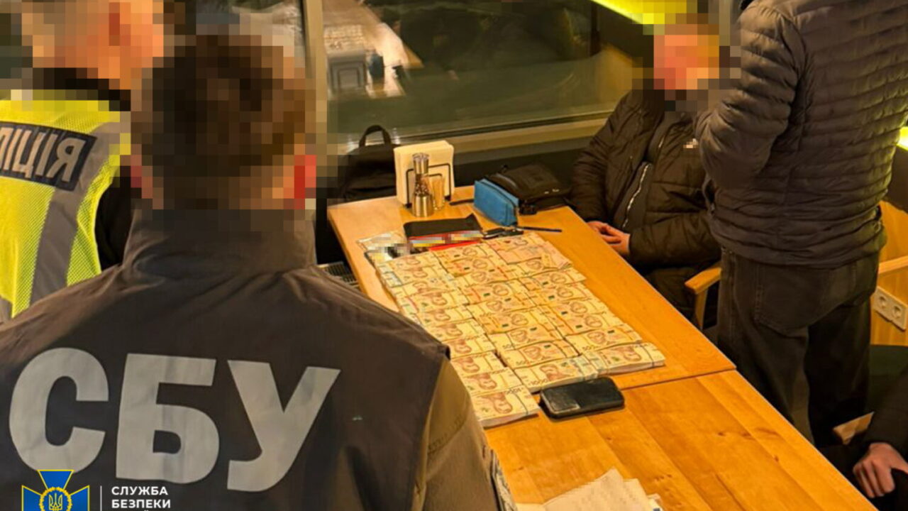 Правоохоронці затримали посадовця КМДА, який вимагав «відкат» за поставку навчального обладнання до київських шкіл
