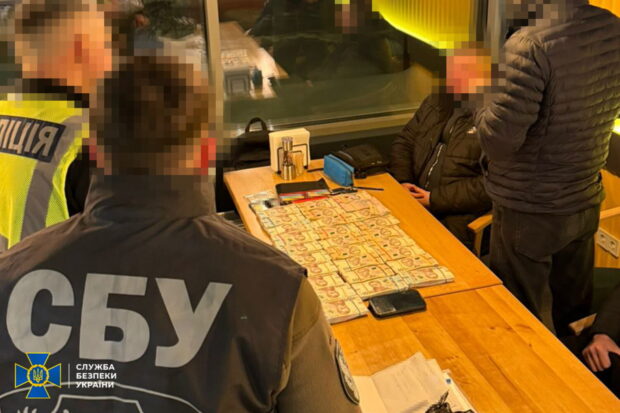 Правоохоронці затримали посадовця КМДА, який вимагав «відкат» за поставку навчального обладнання до київських шкіл