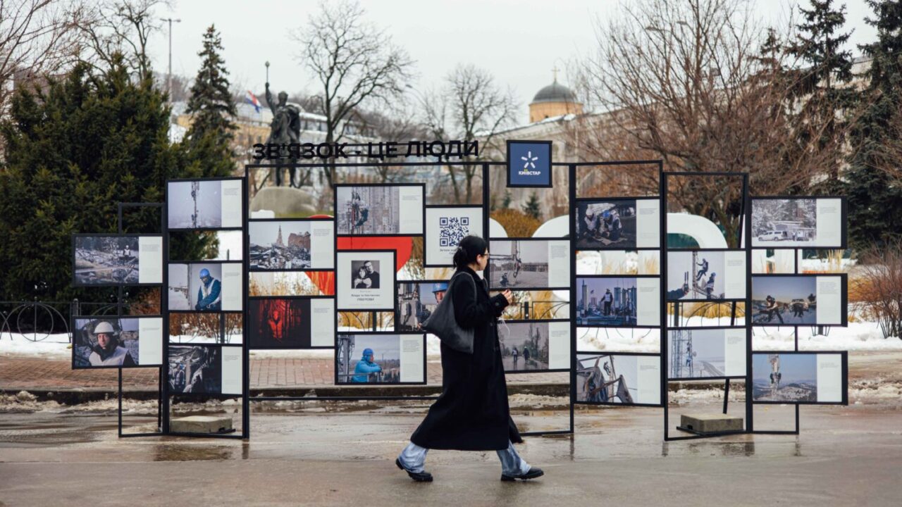 У центрі Києва представили фотопроєкт Київстар про роботу інженерів під час війни