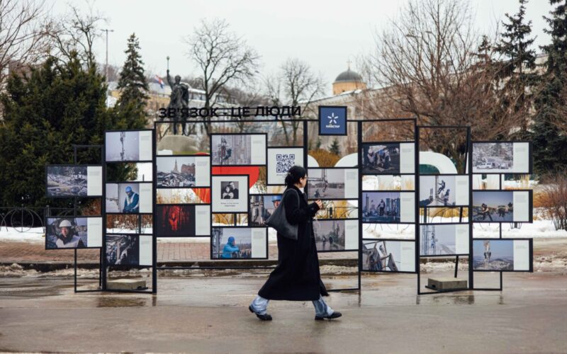 У центрі Києва представили фотопроєкт Київстар про роботу інженерів під час війни