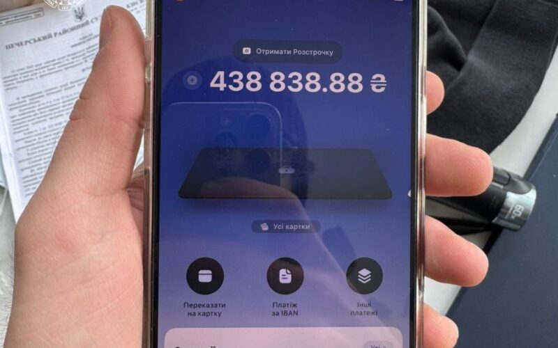 Жінку, яка привласнила 10 000 євро безвісти зниклого військового, підозрюють у шахрайстві