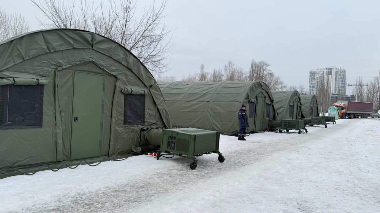 У Дніпровському районі Києва для жителів розгорнули наметові містечка