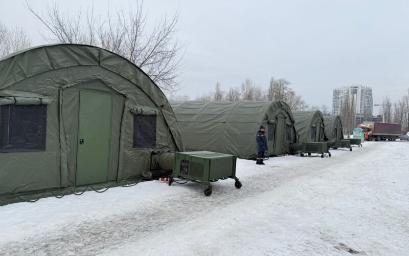 У Дніпровському районі Києва для жителів розгорнули наметові містечка
