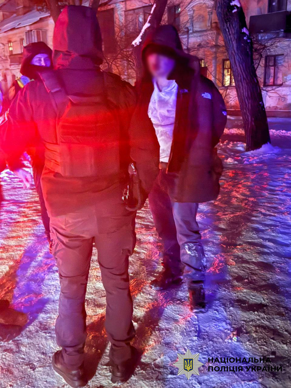 У Києві 30-річний чоловік нанес ножові рани 17-річному хлопцю канцелярським ножем