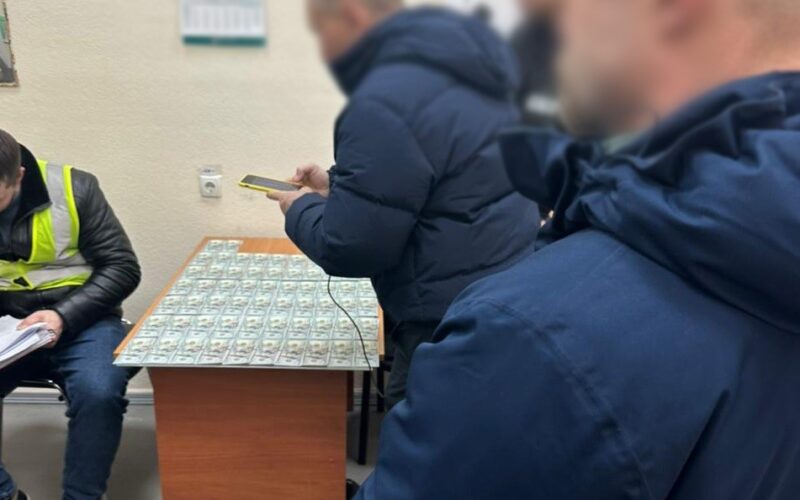 У Києві колишній лікар вимагав від ветерана 6 тисяч доларів за “вирішення питання” з інвалідністю (фото)
