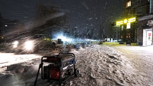 Київ на тимчасових графіках світла: ДТЕК розподілив електроенергію після атак