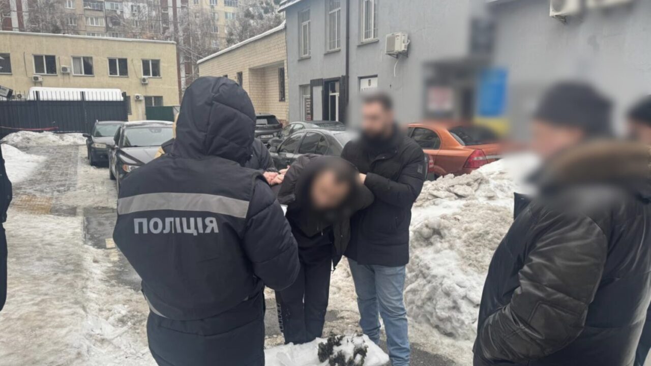 У Києві затримали чоловіка за вимагання 37 тисяч доларів за «вирішення питань» у ТЦК та суді (відео)