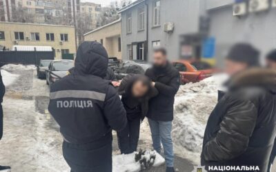 У Києві затримали чоловіка за вимагання 37 тисяч доларів за «вирішення питань» у ТЦК та суді (відео)