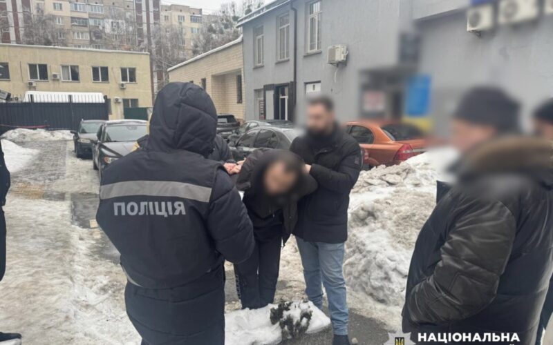 У Києві затримали чоловіка за вимагання 37 тисяч доларів за «вирішення питань» у ТЦК та суді (відео)